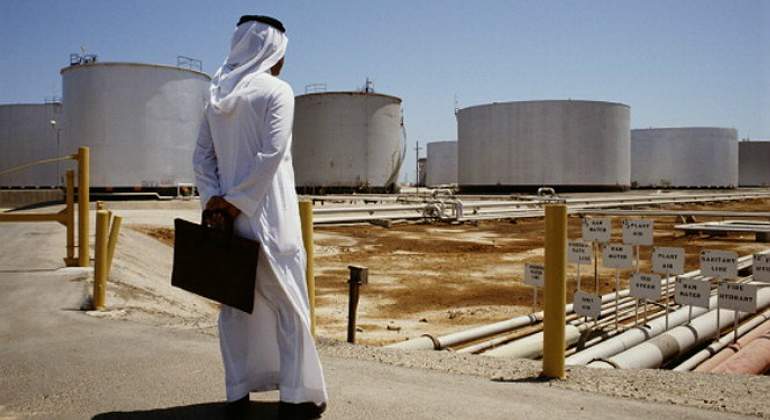 arabe-mira-deposito-crudo-petroleo-reuters.jpg
