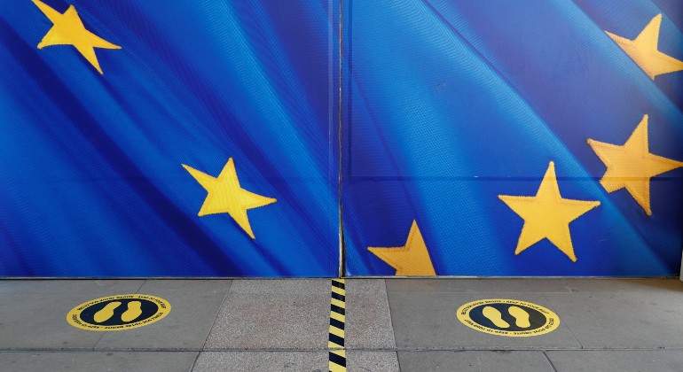 europa-pisadas-pegatinas-coronavirus-reuters.jpg