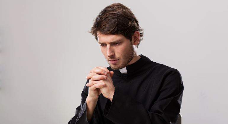 cura-sacerdote-joven-rezando-770-dreamstime.jpg