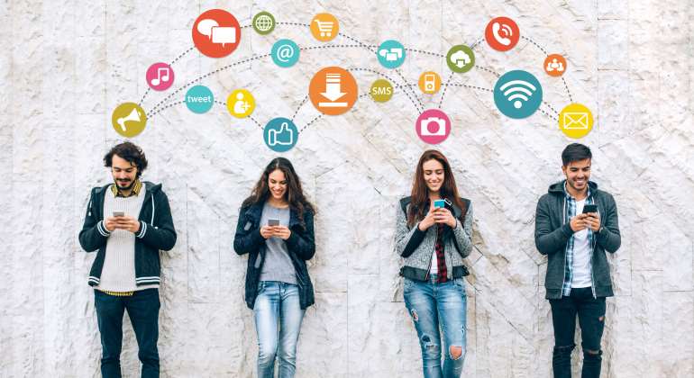 telefono-comunicacion-jovenes-mensajes-770.jpg