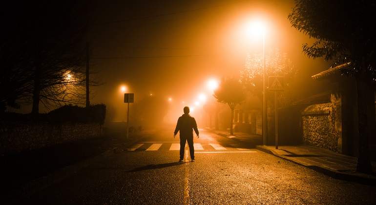 Un-hombre-en-medio-de-una-calle-de-noche-iStock.jpg