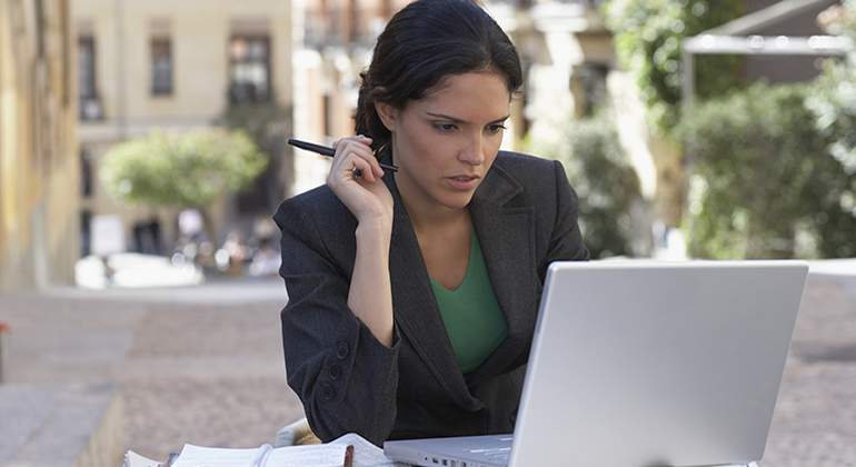 Mujer-eleborando-la-declaracion-Getty.jpg