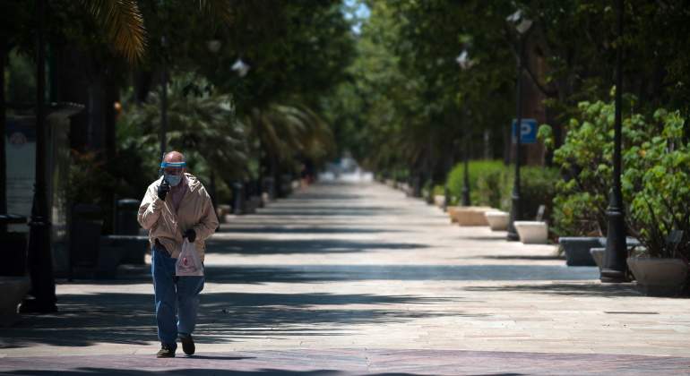 anciano-paseo-parque-malaga-getty.jpg
