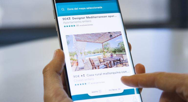 airbnb-movil-dedo-770.jpg