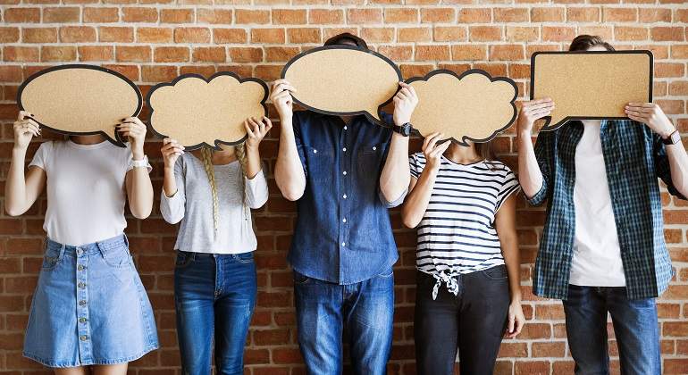 Jovenes-con-bocadillos-de-dialogo-iStock.jpg