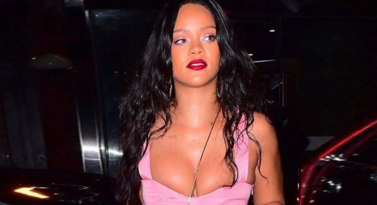 rihanna-topless-770.jpg