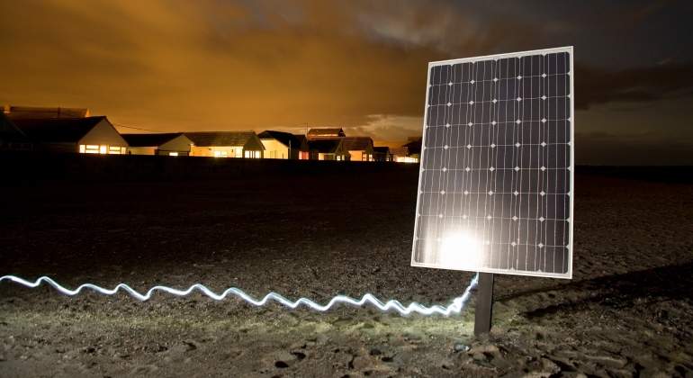 paneles-solares-noche-energia-renovable-getty.jpg