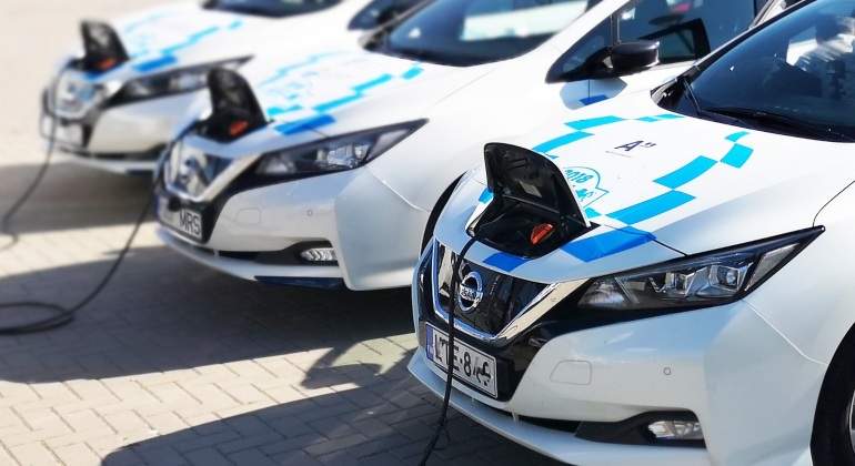charging-g05adb756d_1280-1.jpg