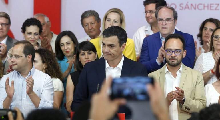 pedrosanchez-derrotado-luena-hernando-efe.jpg