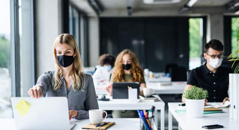 oficina-mascarillas-istock.jpg