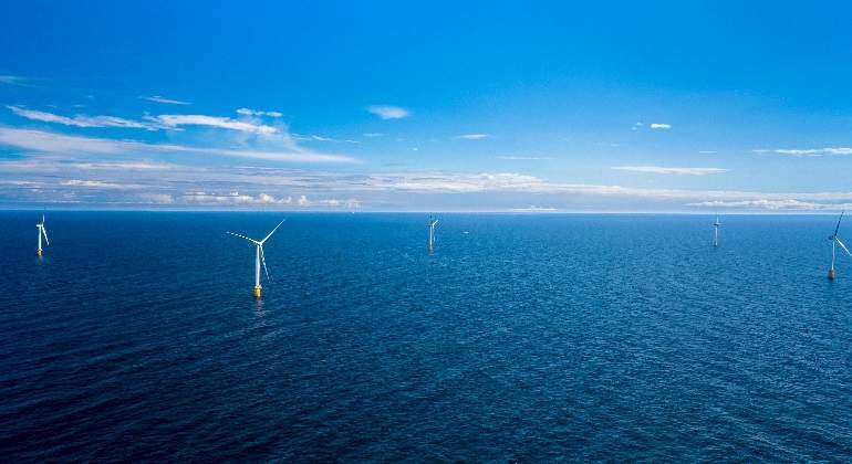 siemens-gamesa-offshore-aerogeneradores-mar-cielo-azul-eolica-marina-770x420.jpg