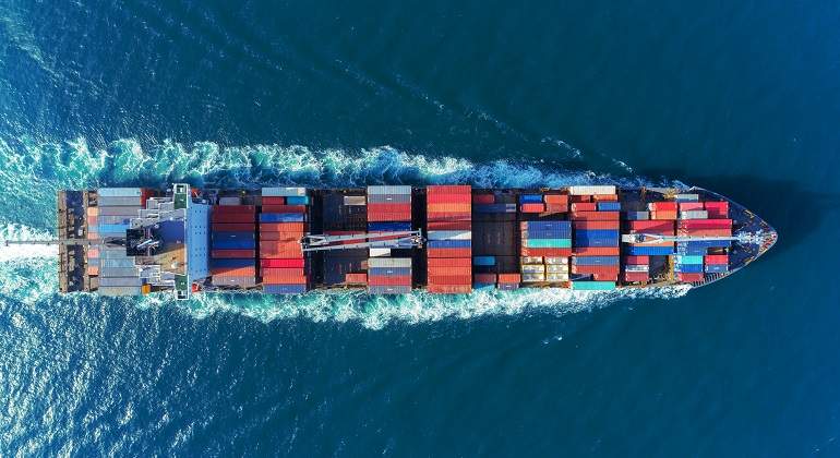Un-barco-lleno-de-mercancia-navegando-por-el-mar-iStock.jpg