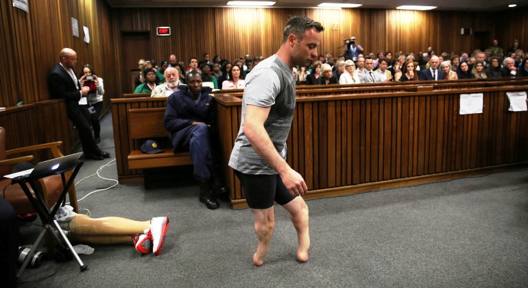 pistorius-camina-juicio-reuters.jpg