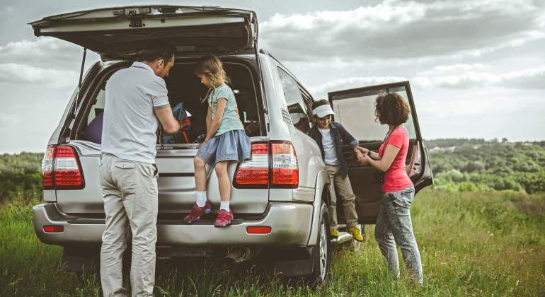 familia-coche-campo-dreasmtime.jpg