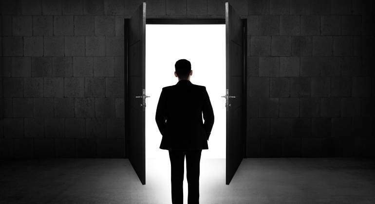 trabajador-salida-puerta-770-dreamstime.jpg