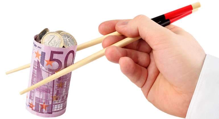 comida-dinero-palillos-asia-770.jpg