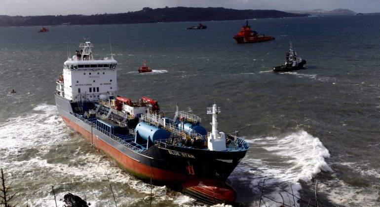 carguero-blue-star-encallado-galicia-efe.jpg