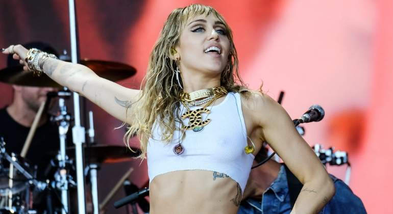 miley-cyrus-censura-topless-770.jpg