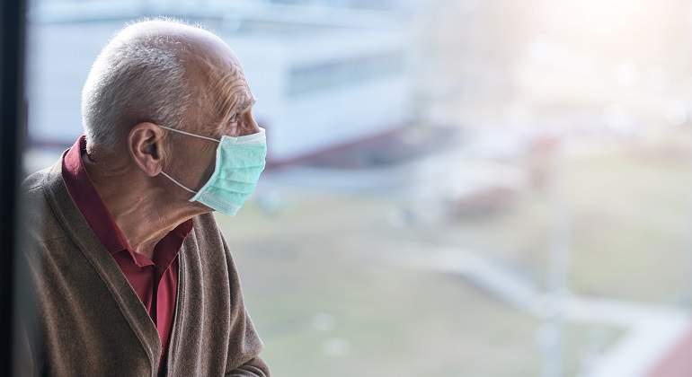Persona-de-la-tercera-edad-con-mascarilla-iStock.jpg