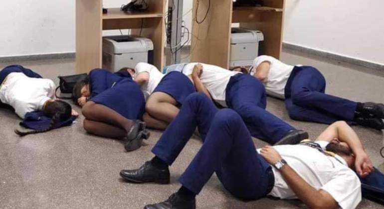tripulantes-cabina-ryanair-duermen-suelo-malaga-uso.jpg