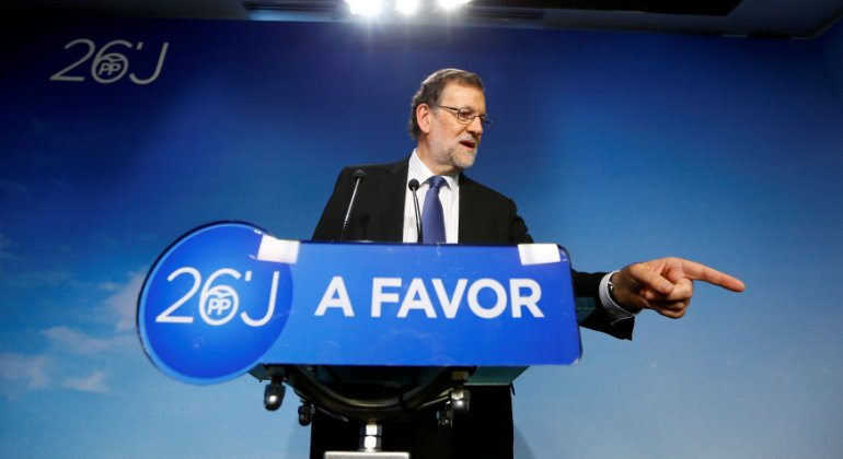 rajoy-senala-27J-efe.jpg