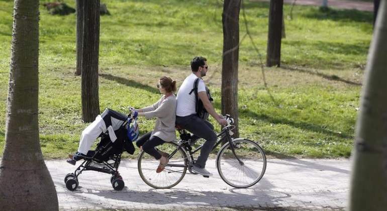 padre-madre-carrito-bebe-familia-efe-770x420.jpg