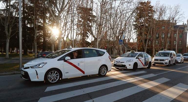 taxis-fila-carretera-sol.jpg