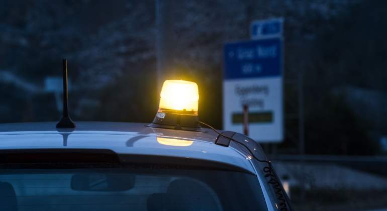 luz-emergencia-v16-coche-dreamstime.jpg