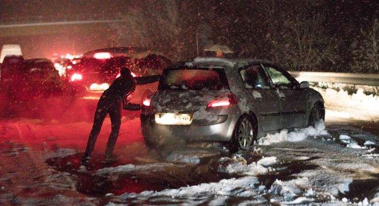 coche-nieve-atrapado-efe.jpg