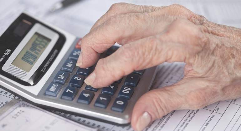 calculadora-mano-senior-getty.jpg