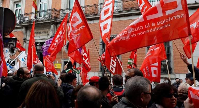 ccoo-manifestacion-banderas-770-efe.jpg