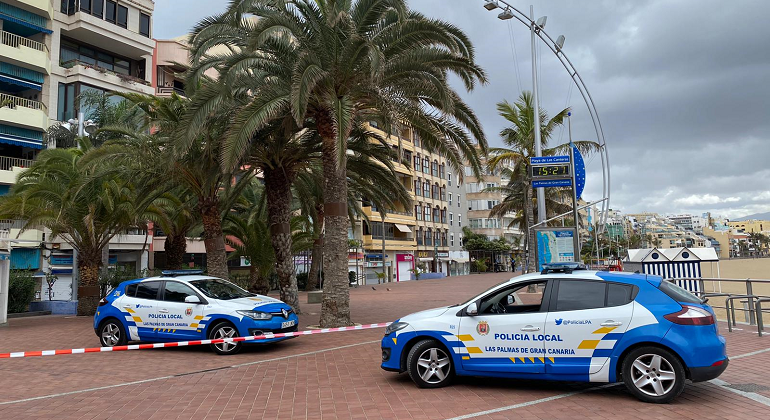 Patrullas de polica en una playa de Las Palmas de Gran Canaria