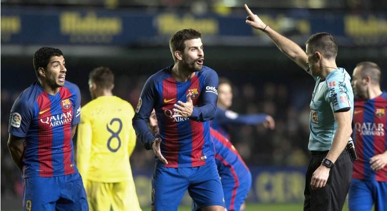 Pique-reclama-Arbitro-Iglesias-Villanueva-Villarreal-2016-efe.jpg