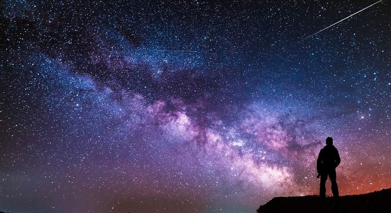Un--hombre-mirando-la-via-lactea-iStock.jpg