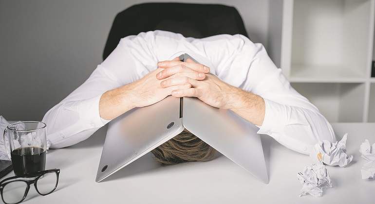 hombre-manos-cabeza-ordenador-empresario-desesperado-istock-770x420.jpg