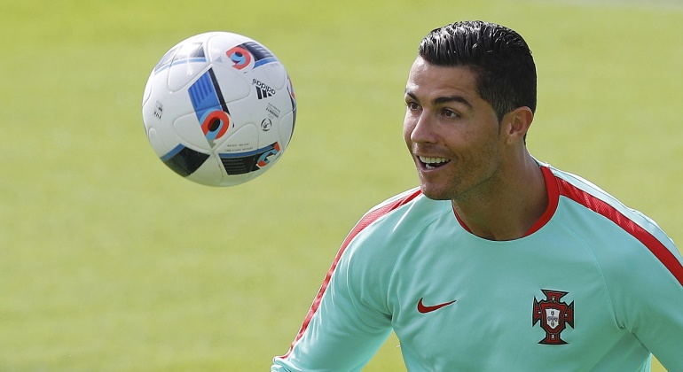CR7-mirada-balon-Entreno-portugal-2016-reuters.jpg