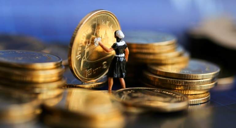 criada-monedas-oro-dreams.jpg