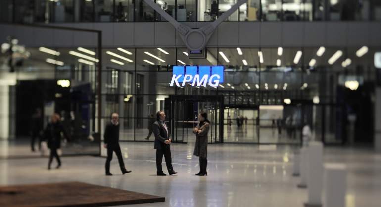 KPMG-edificio-personas-dreamstime.jpg