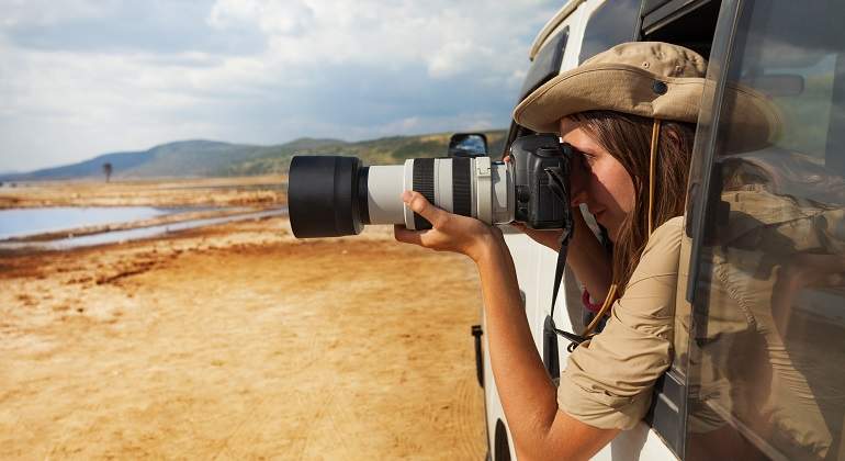 Mujer-fotografiando-desde-un-coche-iStock.jpg