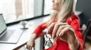 Mujer, con pareja y cerca de los 40: el perfil del hipotecado en España
