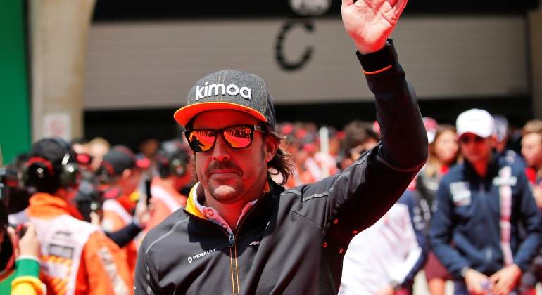 alonso-2018-china-saluda-reuters.jpg