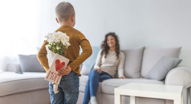 Nino-con-regalos-para-su-madre-iStock.jpg