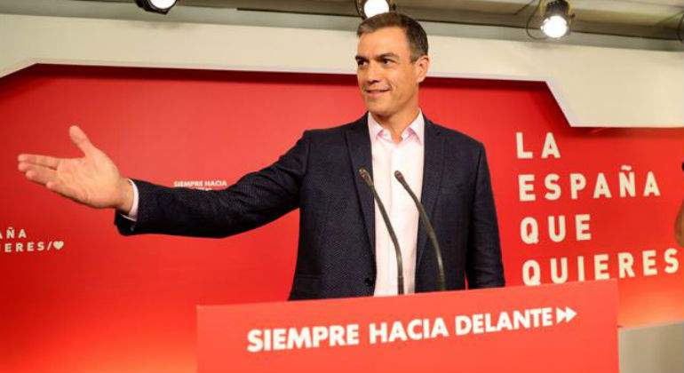 sanchez-pedro-mano-elecciones-efe.jpg