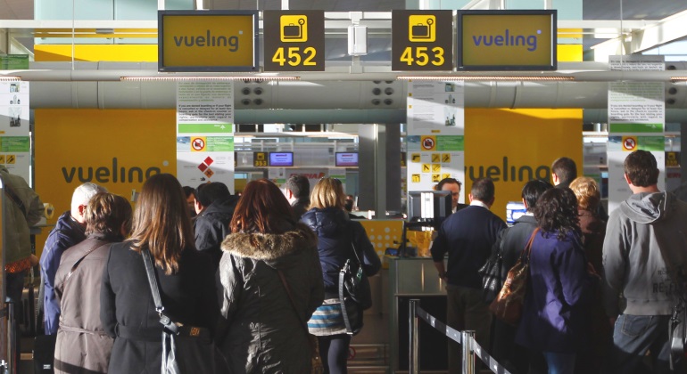 vueling-pasajeros-cola-reuters.jpg