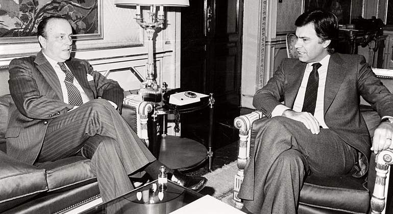 fraga-felipe-gonzalez-anos-80-wikimedia-commons-moncloa.jpg