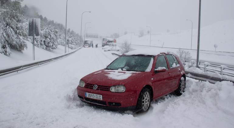 coche-atrapado-nieve-puente-diciembre-dgt-ep.jpg
