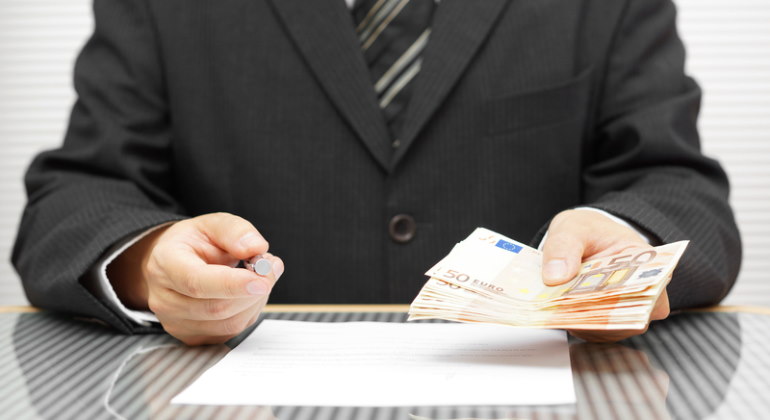 sueldo-contrato-dinero-salario-billetes-firmar-770-dreamstime.jpg