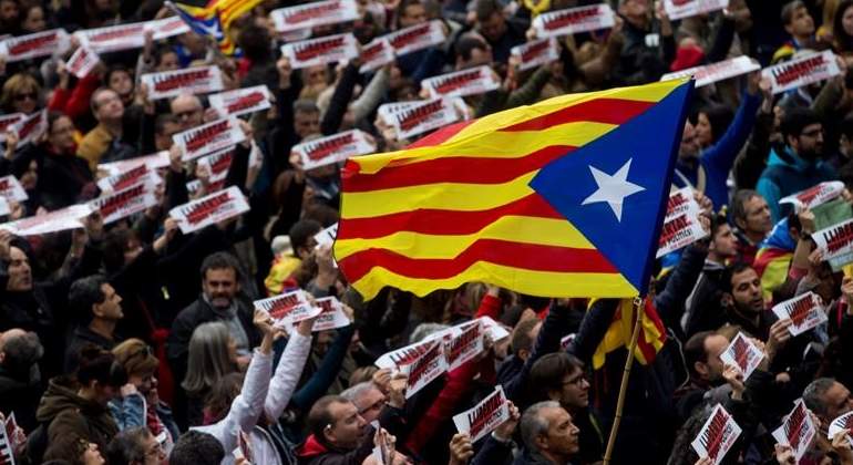 huelga-8nov-estelada-bandera-efe.jpg