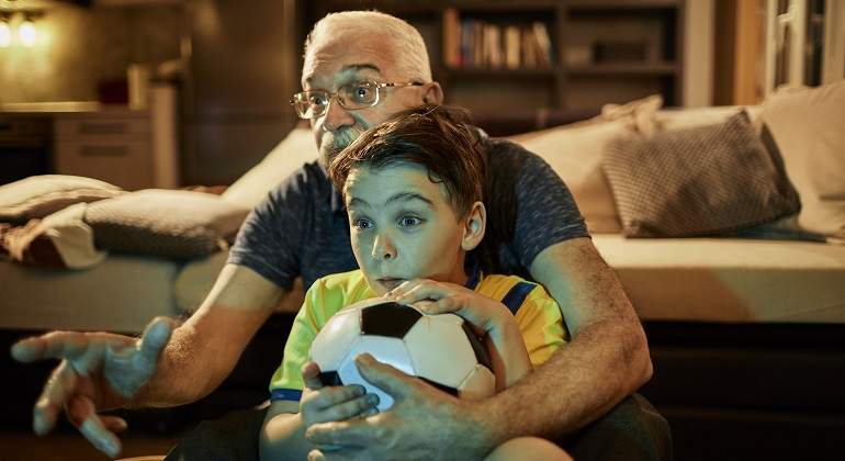 Abuelo-y-nieto-viendo-el-futbol-iStock.jpg