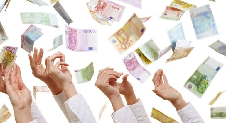 billetes-euros-manos-dreamstime.jpg